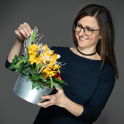 IT Recruiting Portrait of Astrid Ehrnleitner with flowers (Developer Software Tools).