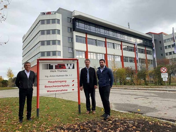 The Managing Directors of TGW Robotics in front of the new company premises.