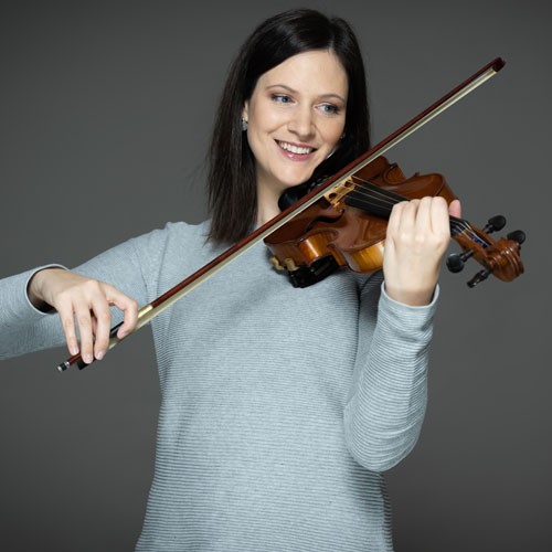 IT Recruiting Portrait of Petra with violin (Simulation Product owner).
