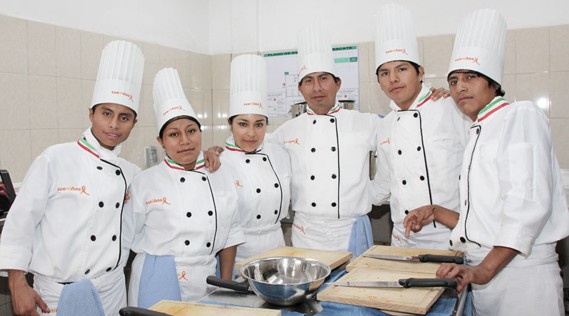 Sueninos ist ein Bildungsprogramm, bei dem sie ihren Schulabschluss nachholen und eine Berufsausbildung in den Bereichen Tischlerei, Service oder Kochen absolvieren können.