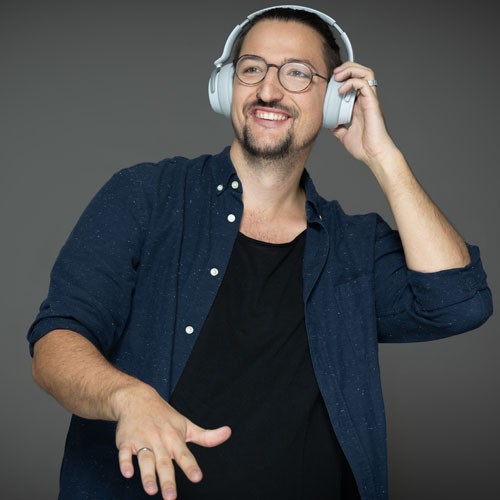 IT Recruiting Portrait of Pascal Möller with headphones (Senior Developer).