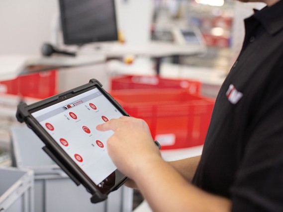 Maintenance management systems such as TGW CMMS are digitalised and use condition-based monitoring.  FlashPick® system for the expert retail group.
