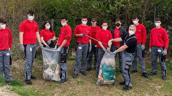 TGW employees and their families participate in the cleaning campaign "Hui statt Pfui". ("Hui statt Pfui" is a colloquial German phrase roughly referring to beautification)