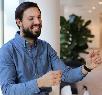 TGW Insights: Team Lead Controls Philipp in exchange with new colleagues.